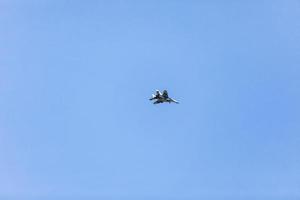 avião militar branco voando no céu azul. foco seletivo. foto