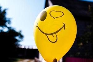 balão de ar original. balão amarelo com um padrão de smiley foto