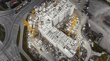 uma enorme vista do canteiro de obras de cima com drone foto