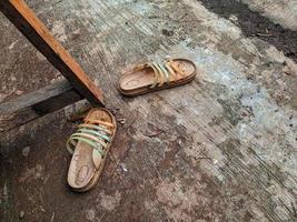 27 de março de 2022 na regência de Cianjur, Java Ocidental, Indonésia. sandálias de dedo. ilustração fotográfica de pobreza e simplicidade. foto