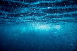 fundo da superfície da onda subaquática foto