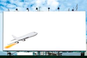 avião com grande outdoor branco anuncia foto