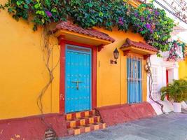 ruas coloridas cênicas de cartagena no distrito histórico de getsemani perto da cidade murada, ciudad amurallada foto