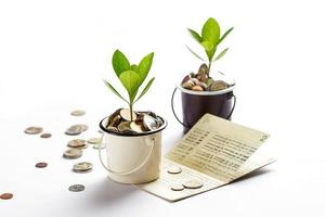 planta jovem crescendo em potes de óculos de caderneta de conta de moedas, economizando dinheiro, investimento e conceito financeiro foto