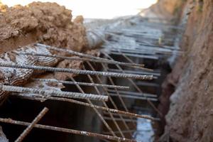 arquiteto ou engenheiro civil com capacete no canteiro de obras, verificando o cronograma no computador tablet foto