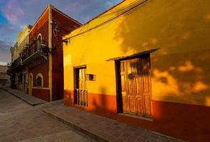 guanajuato, méxico, ruas de paralelepípedos cênicas e tradicional arquitetura colonial colorida no centro histórico da cidade de guanajuato foto