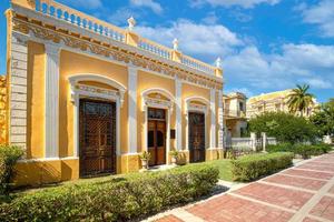 avenida central paseo de montejo em merida com museus locais, restaurantes, monumentos e atrações turísticas foto