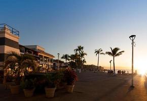 famosas esculturas de puerto vallarta em um calçadão panorâmico do oceano el malecon, um destino turístico popular foto