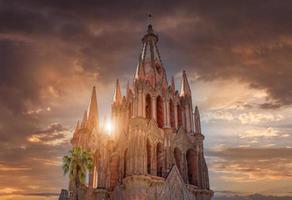 Marco catedral de san miguel arcanjo, parroquia de san miguel arcangel, no centro histórico da cidade de san miguel de allende, méxico foto