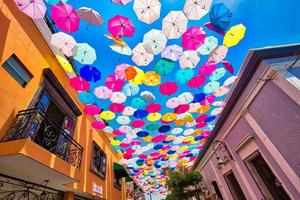 guadalajara, tlaquepaque, méxico, tlaquepaque art village ruas coloridas durante a alta temporada turística foto