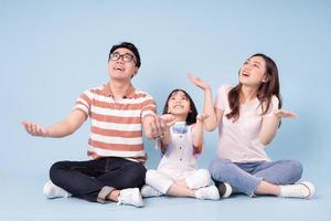 retrato de uma jovem família asiática em segundo plano foto