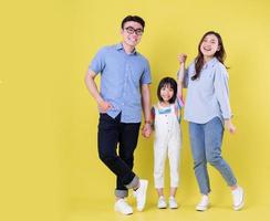imagem de corpo inteiro da jovem família asiática no fundo foto