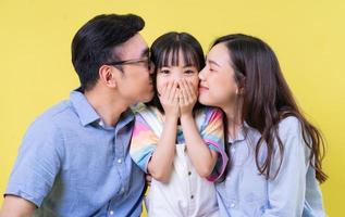 retrato de uma jovem família asiática em segundo plano foto