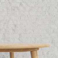 pódio de mesa de madeira para apresentação do produto em estilo minimalista de fundo de parede de tijolo branco., modelo 3d e ilustração. foto