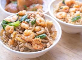 camarão refogado sobre arroz - comida de rua tradicional famosa de taiwan. camarão estufado com soja em arroz cozido. conceito de viagem, vista de cima, copie o espaço, close-up foto