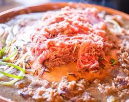 churrasco de carne bulgogi no restaurante coreano em seul, estilo de vida cozinha de comida coreana fresca na panela de cobre com cebola verde fatiada, close-up, copie o espaço foto