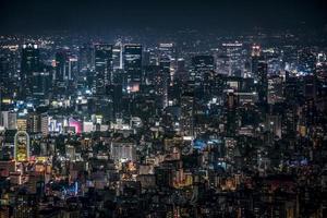 atmosfera de osaka, prédio alto, paisagem urbana estão ao redor do infinito horizontal, japão. foto