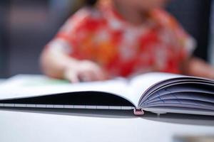 garota asiática concentrada leu um livro, feche o livro. foto