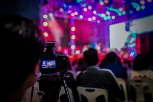 cinegrafista de silhueta foi gravado para concerto de contagem regressiva borrada e bokeh., bangkok, tailândia. foto