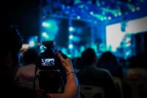 cinegrafista de silhueta foi gravado para concerto de contagem regressiva borrada e bokeh., bangkok, tailândia. foto