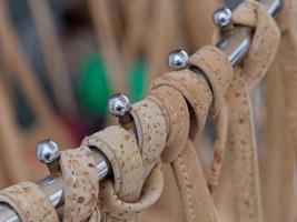 tavira, sul do algarve, portugal, 2018. bolsas de cortiça à venda em tavira portugal em 8 de março de 2018 foto