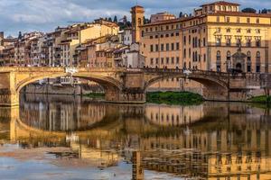 florença, toscana, itália, 2019 vista de edifícios ao longo e do outro lado do rio arno em florença em 18 de outubro de 2019 pessoas não identificadas. foto