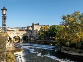 banho, somerset, reino unido, 2016. vista da ponte pulteney e açude no banho foto