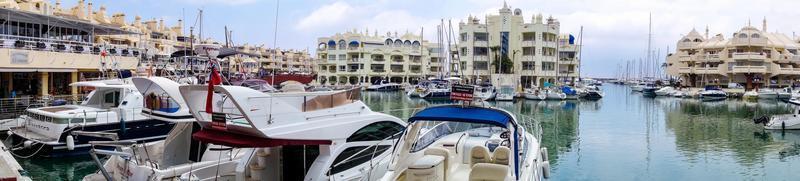 benalmadena, andalucia, espanha, 2014. vista da marina em benalmadena espanha em 9 de maio de 2014. pessoas não identificadas. foto