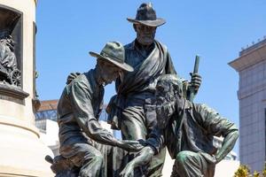 san francisco, califórnia, eua, 2011. estátua de três garimpeiros olhando para pepita de ouro em san francisco eua em 5 de agosto de 2011 foto