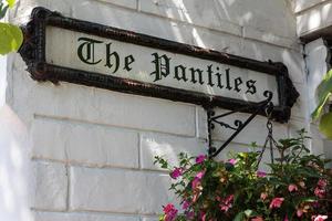 tunbridge wells, kent, reino unido, 2009. the pantiles road sign in royal tunbridge wells em 30 de junho de 2009 foto