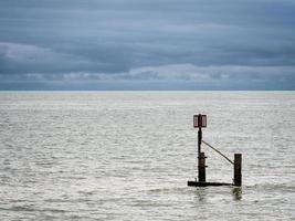 Southwold, suffolk, reino unido, 2016. indicador de perigo e profundidade da maré foto