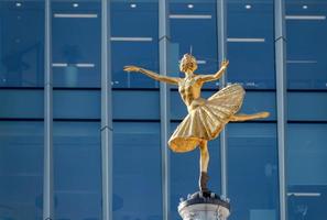 londres, reino unido, 2018 réplica estátua de anna pavlova na cúpula do victoria palace theatre em londres em 21 de março de 2018 foto