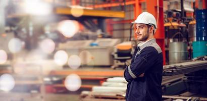 gerente de engenharia de operário inteligente trabalhando no local de trabalho industrial, usando capacete para segurança foto