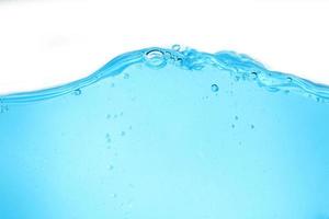 água de superfície azul e bolha de ar isoladas no fundo branco foto