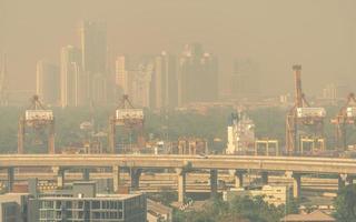 desfocar a foto da paisagem urbana com ar poluído. poluição do ar. smog e poeira fina de pm 2,5 cidade coberta. ambiente sujo. problemas ambientais. poeira tóxica. poluição do ar causa de câncer de pulmão.