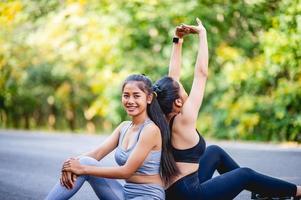 as mulheres se exercitam alegremente para uma boa saúde. conceito de exercício foto