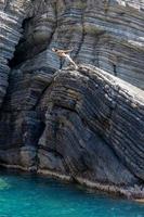 vernazza, liguria, itália, 2019 homem mergulhando no mar em vernaza liguria itália em 20 de abril de 2019 homem não identificado foto