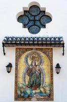 fuengirola, andaluzia, espanha, 2016 pintura religiosa fora da igreja de nuestra señora del rosario em fuengirola