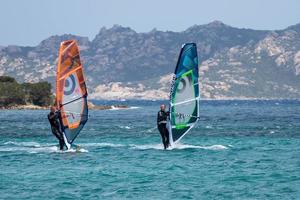 porto pollo, sardenha, itália, 2015. windsurf no porto pollo, na sardenha foto