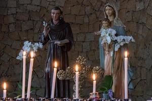 baia, sardenha, itália, 2015. igreja do padre franciscano don giacomino na baia sardenha foto