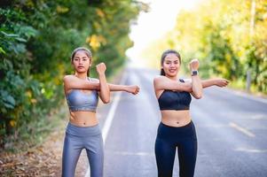 as mulheres se exercitam alegremente para uma boa saúde. conceito de exercício
