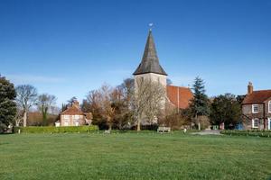 bosham, west sussex, reino unido, 2008. vista do outro lado do verde em direção à igreja em bosham em 5 de dezembro de 2008 foto