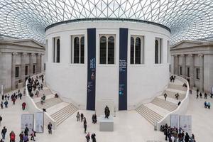 londres, reino unido, 2012. vista interior da grande corte no museu britânico em londres, em 6 de março de 2013. pessoas não identificadas. foto