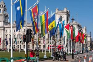 londres, reino unido, 2018 bandeiras voando na praça do parlamento em londres em 13 de março de 2016 pessoas não identificadas foto