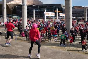 cardiff, gales, reino unido, 2014. líderes de torcida aquecendo os participantes para a corrida de alívio do esporte foto