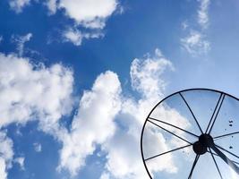 uma foto de um céu diurno nublado e uma antena parabólica de tv em casa.