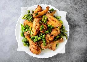asas de frango crocante frito com ervas