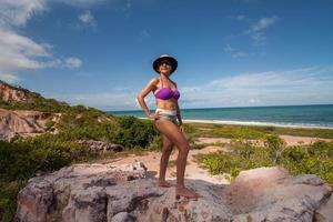 senhora na praia conhecida como taipe perto das falésias coloridas em arraial d ajuda bahia, brasil foto