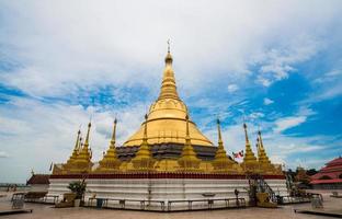 a maquete do pagode shwedagon em tha khilek boarder, myanmar. foto