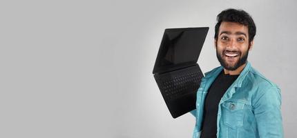 homem com laptop em fundo branco foto